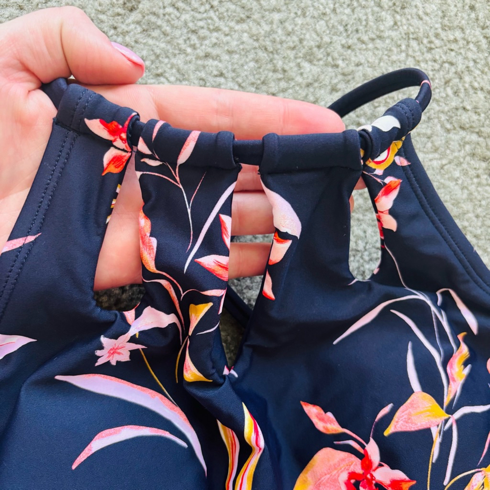 NWT Cupshe Rich Flower Cutout Tie Back One Piece Swimsuit in Navy Red Floral - Picture 7 of 12